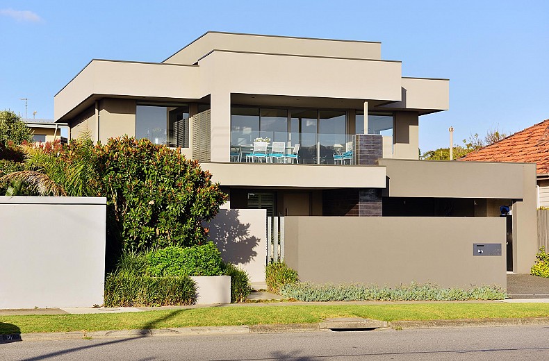 The streetscape which overlooks the Port Phillip Bay.
