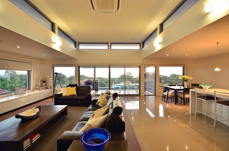 The raised central roof provides a sense of space, whilst the lower side areas give a cosier feel.